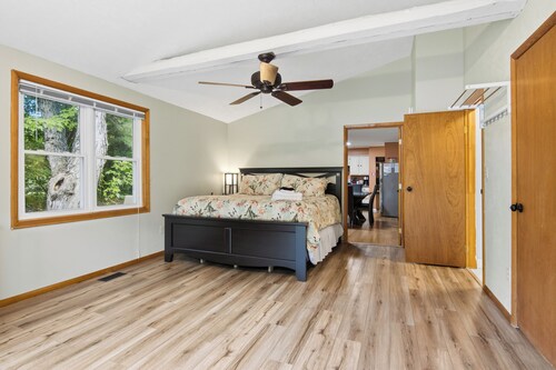 Halcyon House - Nearly waterfront at Long Lake!