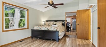 Halcyon House - Nearly waterfront at Long Lake!