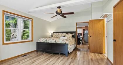 Halcyon House - Nearly waterfront at Long Lake!