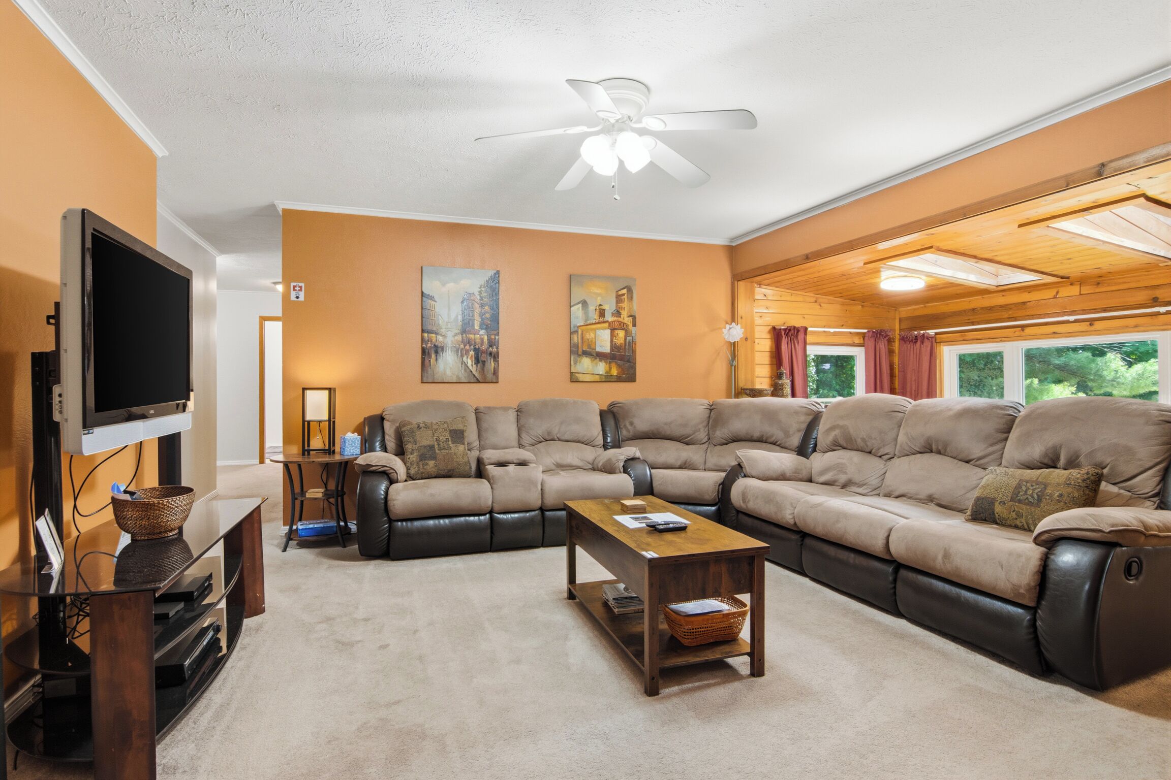 Smart TV, DVD player, table tennis, books
