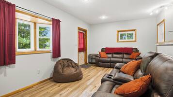 Smart TV, DVD player, table tennis, books