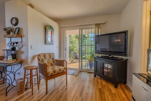 TV - Tranquil beachfront studio at Sunset Suite (Empire)