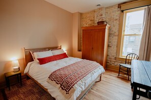 3 bedrooms, desk, WiFi, bed sheets