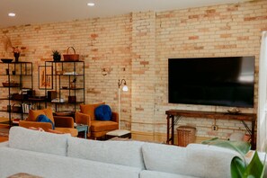 TV, livros, aparelho de som