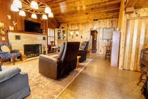 Een televisie en boeken