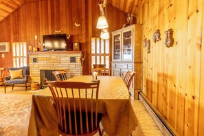 Dining - Memo's Treasure on beautiful Lake Leelanau (Cedar)
