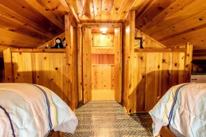 3 bedrooms, WiFi, bed sheets - Memo's Treasure on beautiful Lake Leelanau (Cedar)