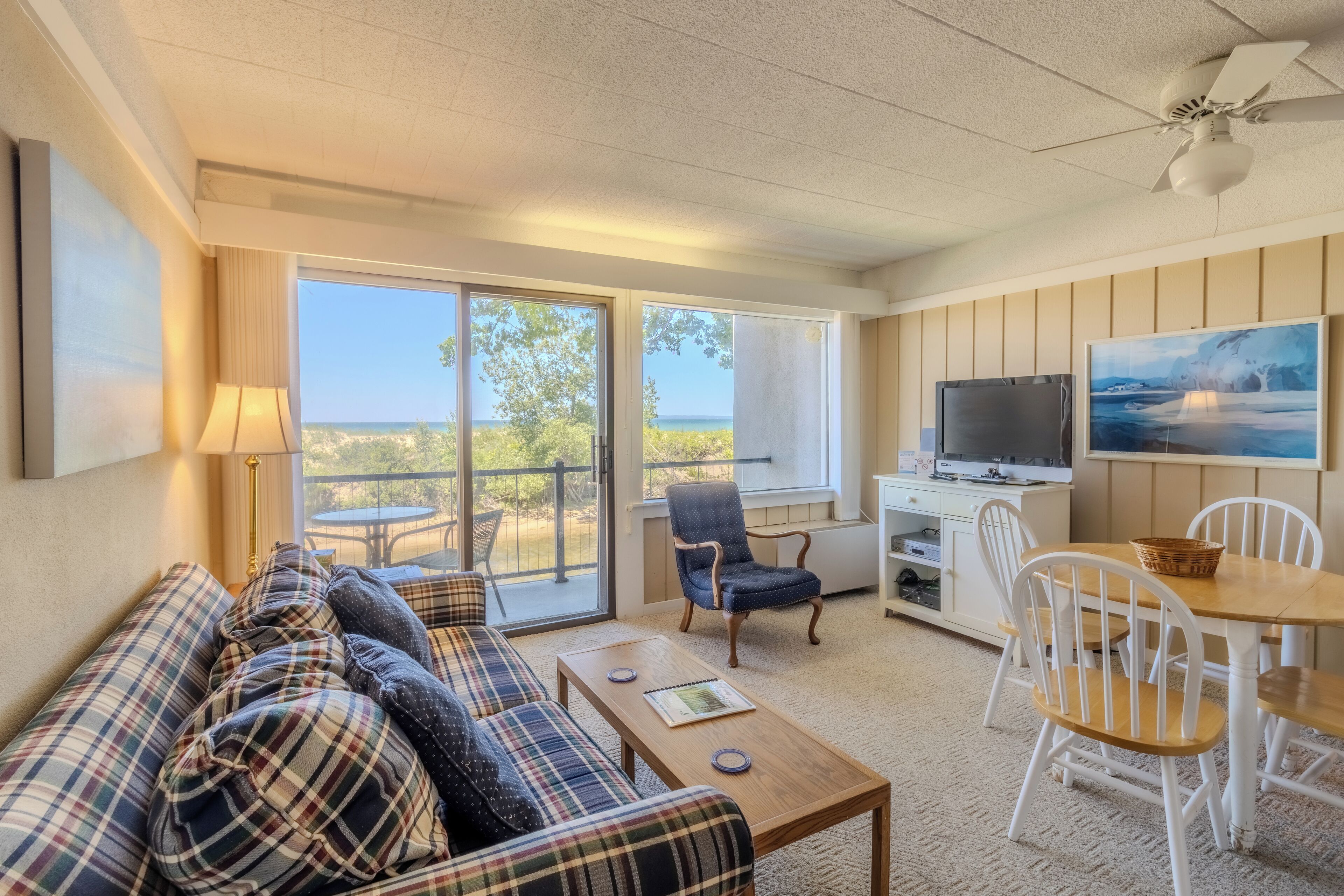 Una televisión, videojuegos, un reproductor de DVD