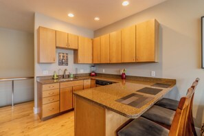 Fridge, microwave, oven, stovetop - Midtown Beat at the heart of Traverse City's best (Traverse City)