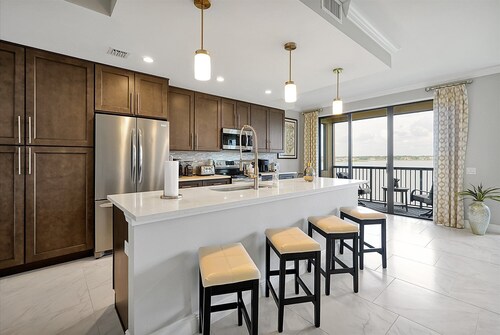 Luxury 2 Bed 3 Bath Lakeview Condo with Beautiful Sunrise Views