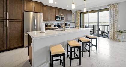 Luxury 2 Bed 3 Bath Lakeview Condo with Beautiful Sunrise Views