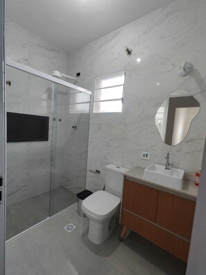 Douche, serviettes fournies, savon, papier toilette