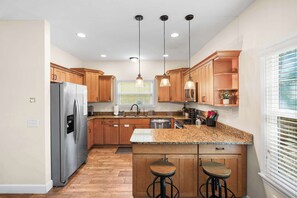 Fridge, microwave, oven, stovetop - Walk to Ice Plant, Hot Tub, BBQ, Games, Comfy Beds (St. Augustine)