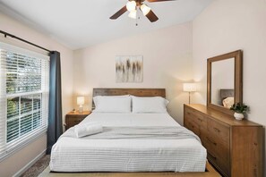 3 chambres, bureau, fer et planche à repasser, lit de bébé portatif