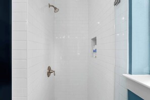 Shower, hair dryer, towels, soap - Modern East Austin Home – Walk to Downtown! (Austin)