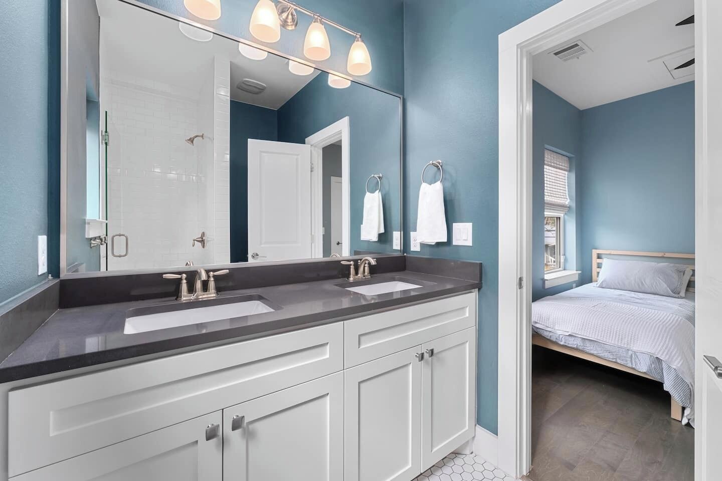 Douche, sèche-cheveux, serviettes fournies, savon