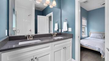 Douche, sèche-cheveux, serviettes fournies, savon