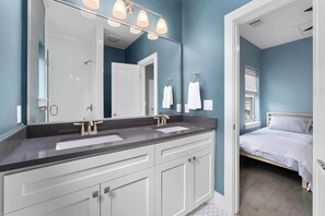 Douche, sèche-cheveux, serviettes fournies, savon