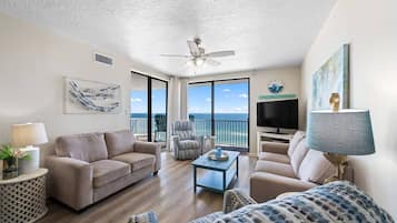 Een smart-tv, een dvd-speler en boeken