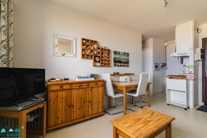 Dining - 2-person apartment near the beach in Sables-d’Or-les-Pins | Ref 116 (SABLES D OR LES PINS)