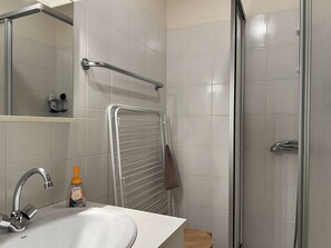 Bathroom - 115 - Studio, in a waterfront residence in Sables-D'or-Les-Pins (SABLES D OR LES PINS)