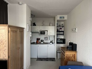 Fridge, microwave, cookware/dishes/utensils - 115 - Studio, in a waterfront residence in Sables-D'or-Les-Pins (SABLES D OR LES PINS)