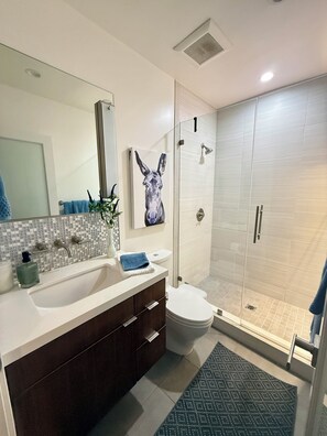 Shower, hair dryer, towels, soap - Luxury Naples Island Retreat in charming Long Beach with AC (Long Beach)