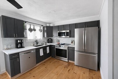 Charming 3-bedroom house with AC in gorgeous Apalachin. Golf , walk, relax