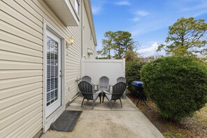 Outdoor dining - Captains Cabin | 5-Min Walk to Beach • Coastal Comfort Retreat (North Myrtle Beach)