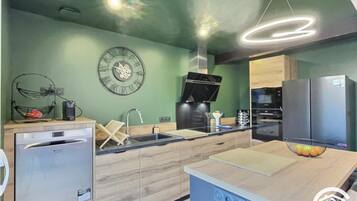 Réfrigérateur, micro-ondes, four, plaque de cuisson