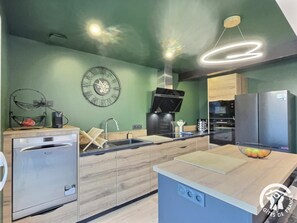 Réfrigérateur, four à micro-ondes, un four, surface de cuisson