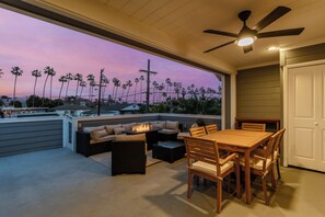 Outdoor dining - Unmatched in Pacific Beach! Parking, AC, Outdoor Deck + Fire Pit (San Diego)