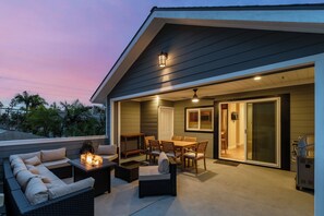 Outdoor dining - Unmatched in Pacific Beach! Parking, AC, Outdoor Deck + Fire Pit (San Diego)