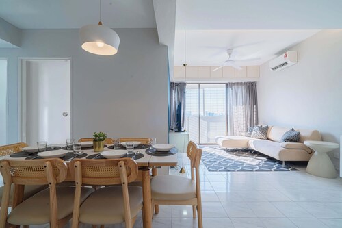 Stylish 3BR Stay Near Gurney Drive, Free Parking