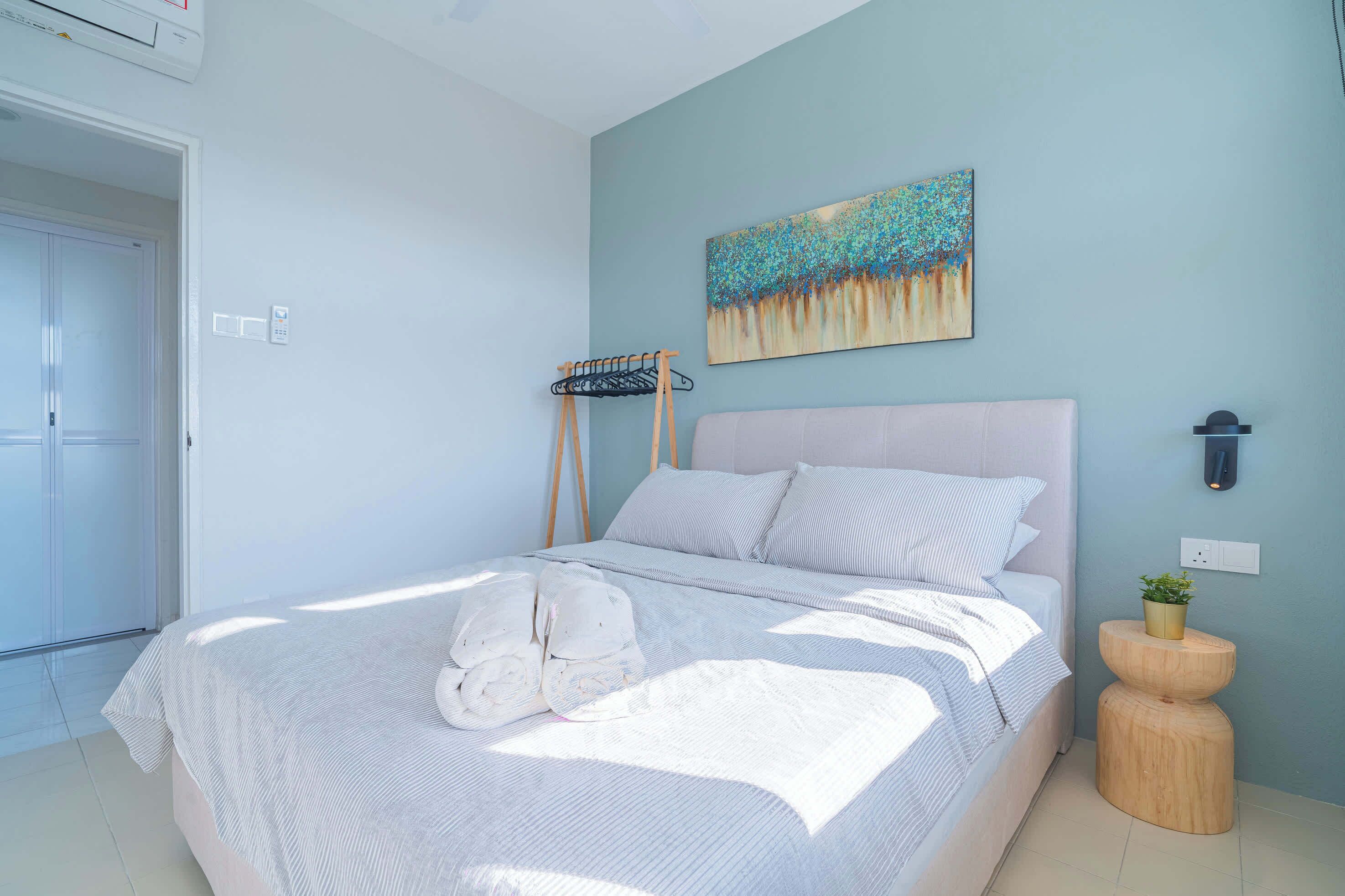 Iron/ironing board, WiFi, bed sheets