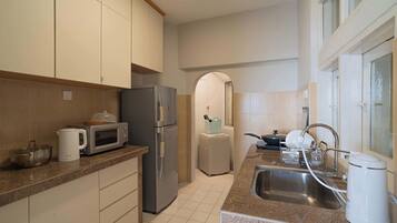 Kühlschrank, Mikrowelle, Herdplatte, Wasserkocher