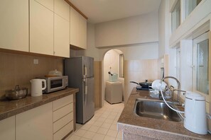 Kühlschrank, Mikrowelle, Herdplatte, Wasserkocher