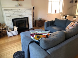 TV connectée, table de tennis de table, livres, écrans d'ordinateur