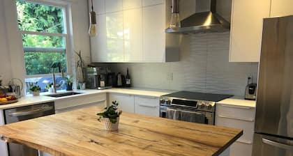 Your home away from home in Vancouver - steps to everything!