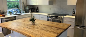 Your home away from home in Vancouver - steps to everything!