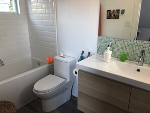 Dusj, hårføner, håndklær og såpe