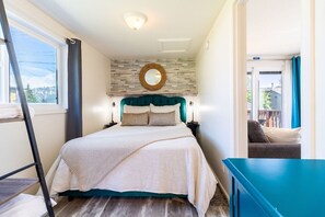 1 bedroom, travel cot, WiFi, bed sheets - Tiny Downtown Cottage in the Center of it All (Seward)