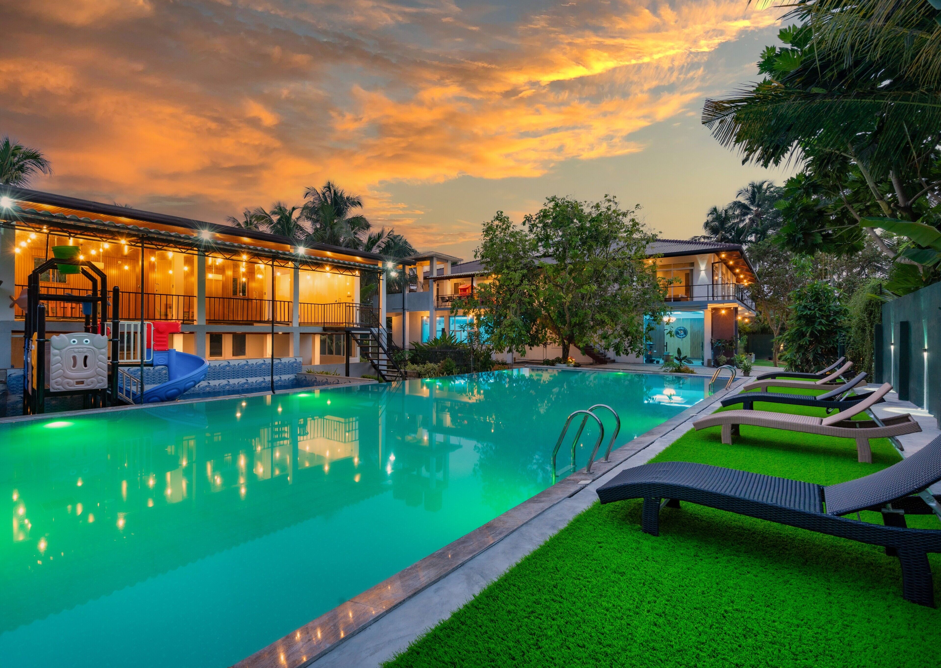 Una piscina al aire libre