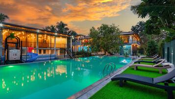 Una piscina al aire libre