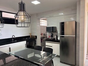 Fridge, microwave, stovetop, electric kettle - Apartment near Natal, with spectacular views of the sea at Cotovelo. (Parnamirim)
