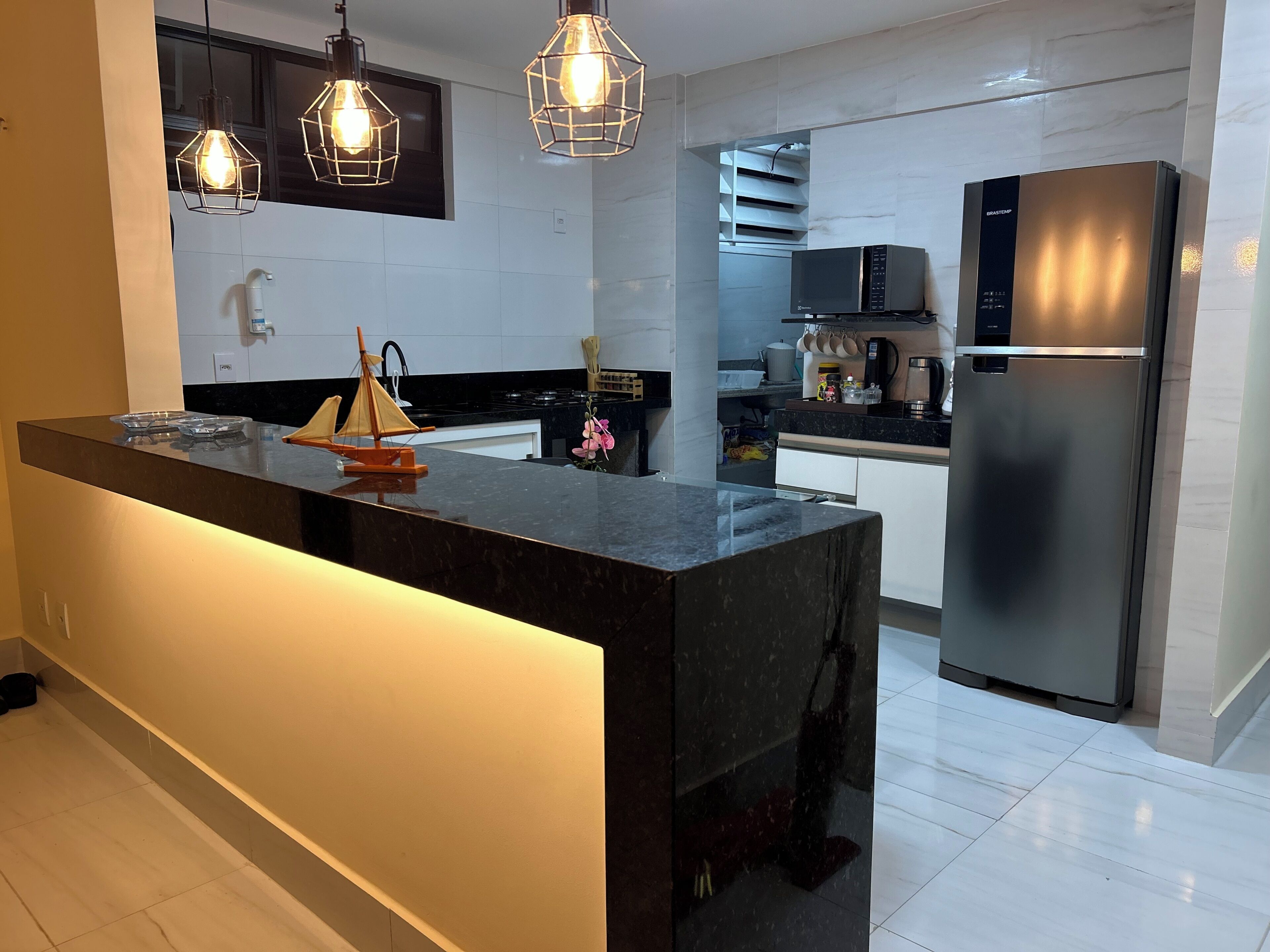 Refrigerador, microondas, parrilla de estufa y tetera eléctrica 