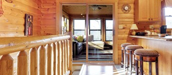 The Aster Cabin. 10 Minutes from Downtown Dubuque. Lorelei Cabin Collection