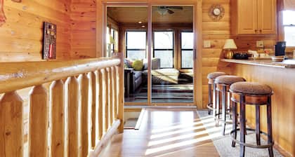 The Aster Cabin. 10 Minutes from Downtown Dubuque. Lorelei Cabin Collection
