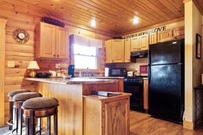 Private kitchen - The Aster Cabin. 10 Minutes from Downtown Dubuque. Lorelei Cabin Collection (Dubuque)