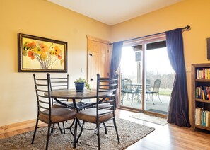Dining - The Aster Cabin. 10 Minutes from Downtown Dubuque. Lorelei Cabin Collection (Dubuque)